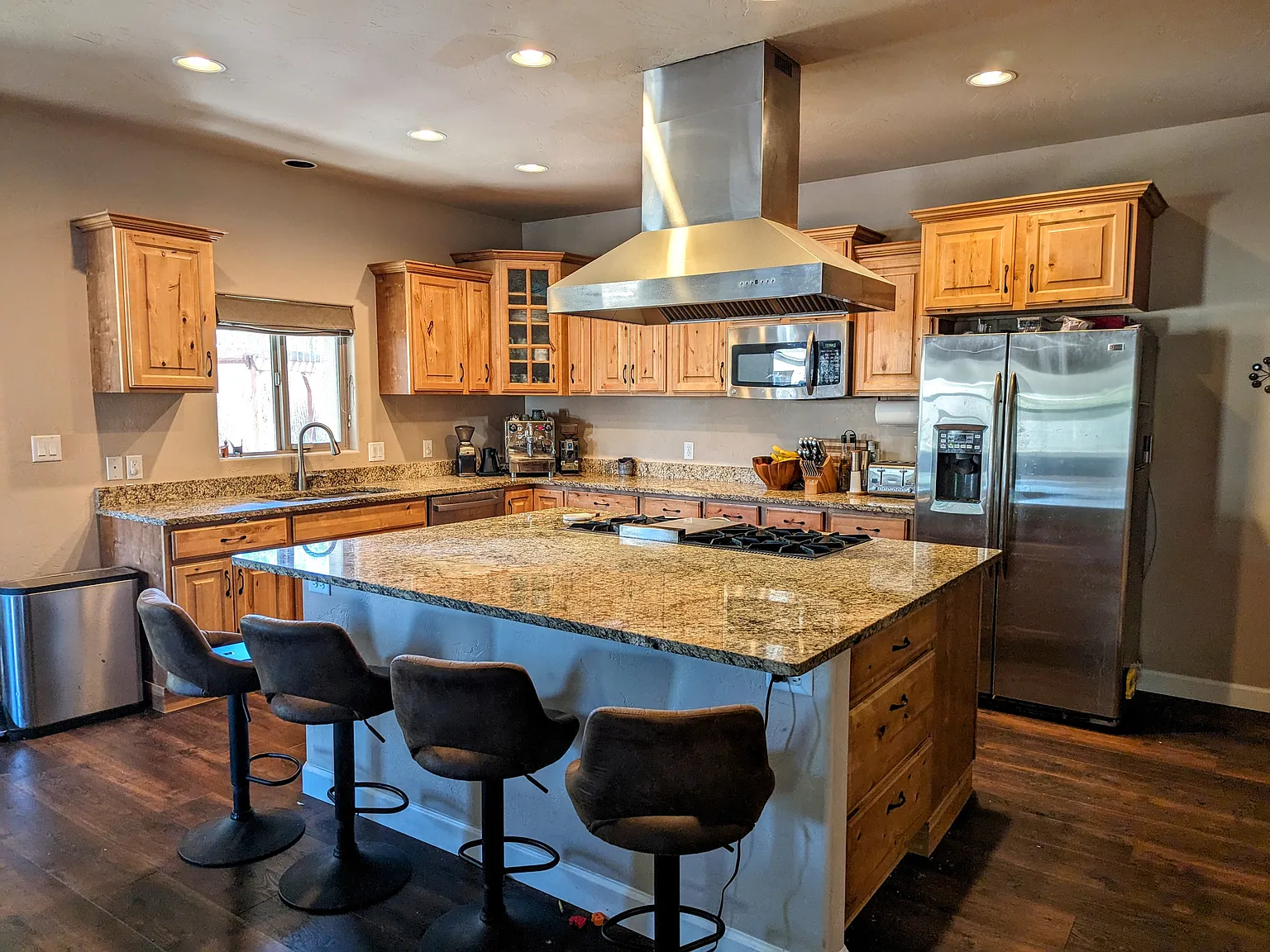 4 bed, 2.5 bath, 2400 sqft, $3,100 — Photo 4