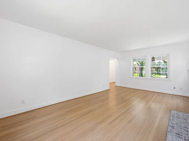 4453 S Dakota Ave NE — Photo 4