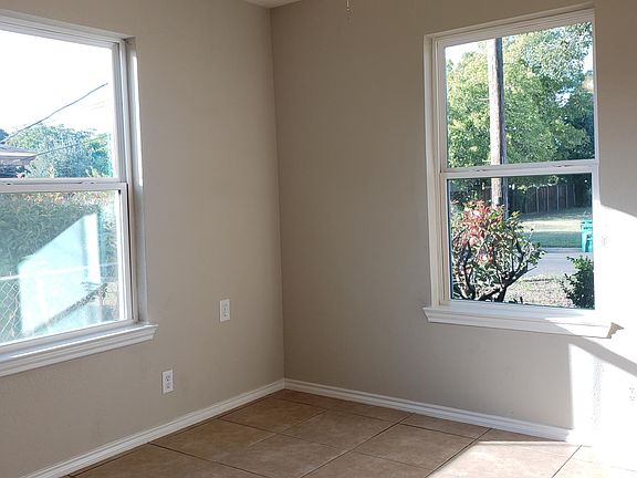 3rd image of 608 Park Ln