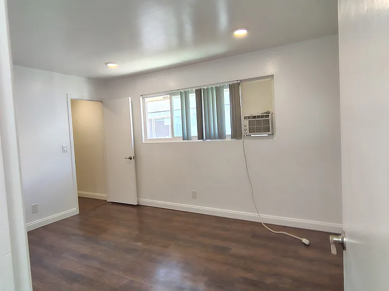 4800 Williamsburg Ln — Photo 4
