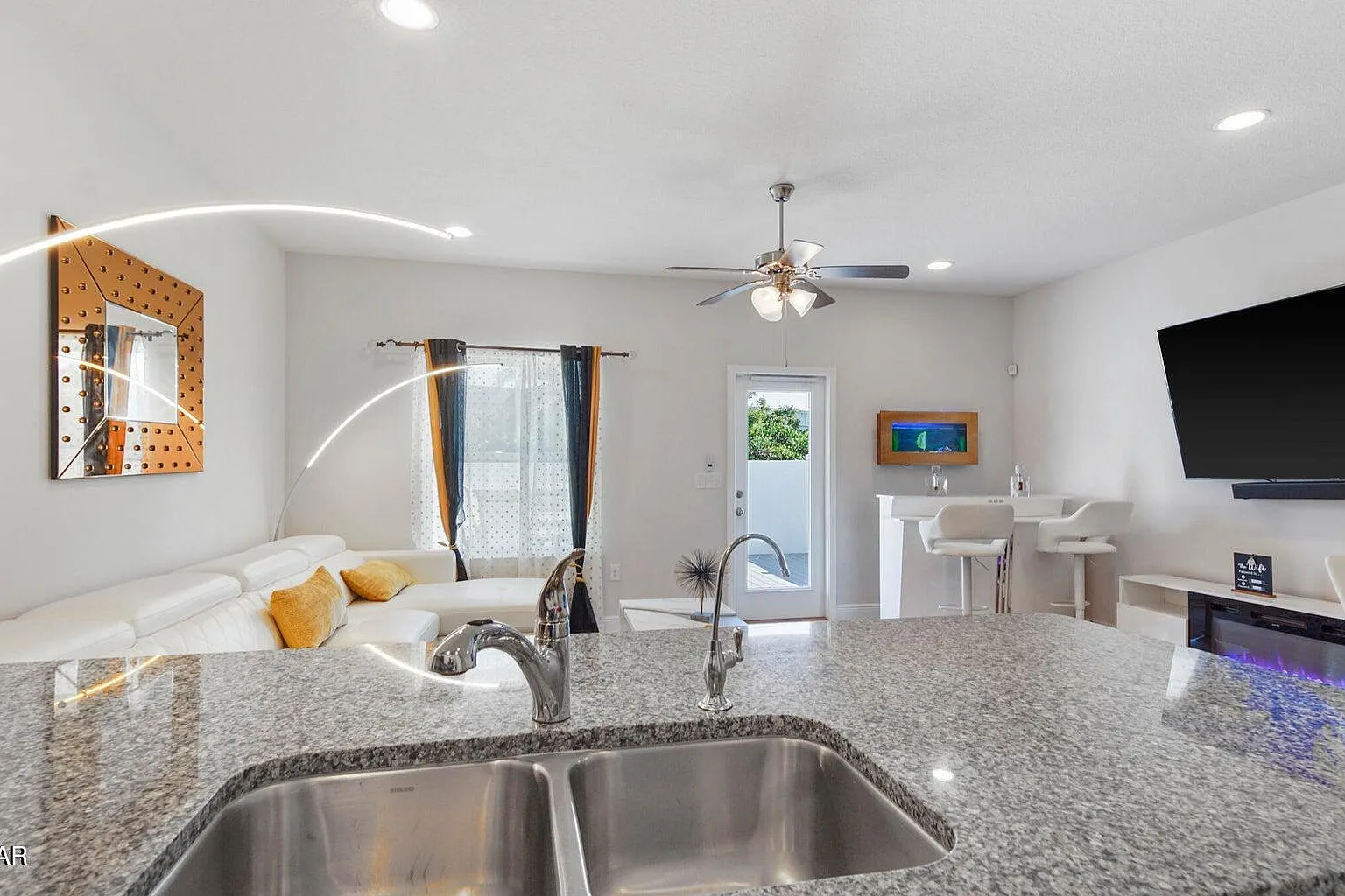 3 bed, 2.5 bath, 1496 sqft, $2,400 — Photo 4