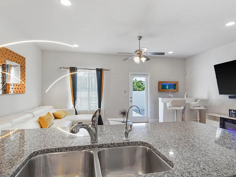 7482 Shadow Lake Dr — Photo 4