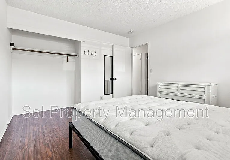 426 Swift St — Photo 16