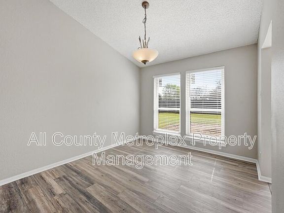 4th image of 935 Mapleleaf Ln