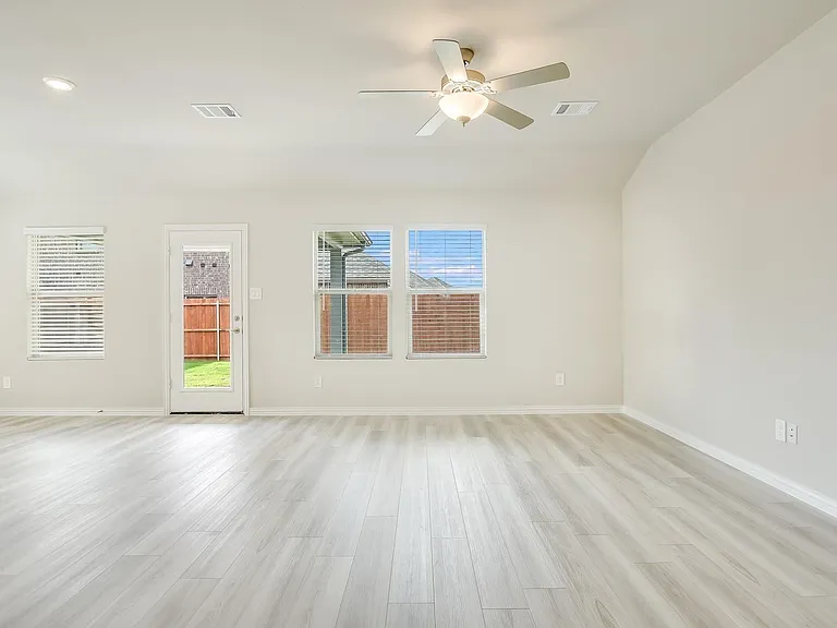 2305 Bellatrix Dr — Photo 5