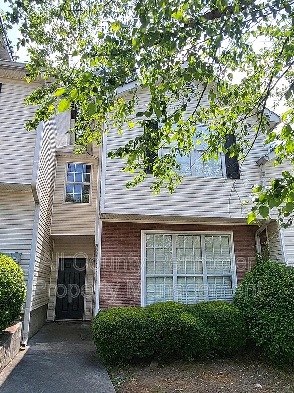 4 bed, 2.5 bath, 1520 sqft, $1,645 — Photo 1