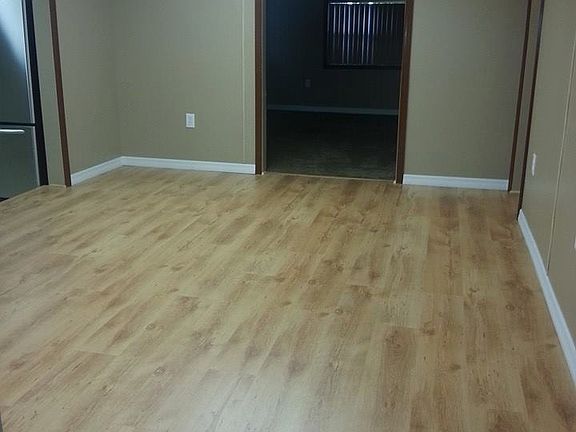 Dining room, Laminate wood floors
