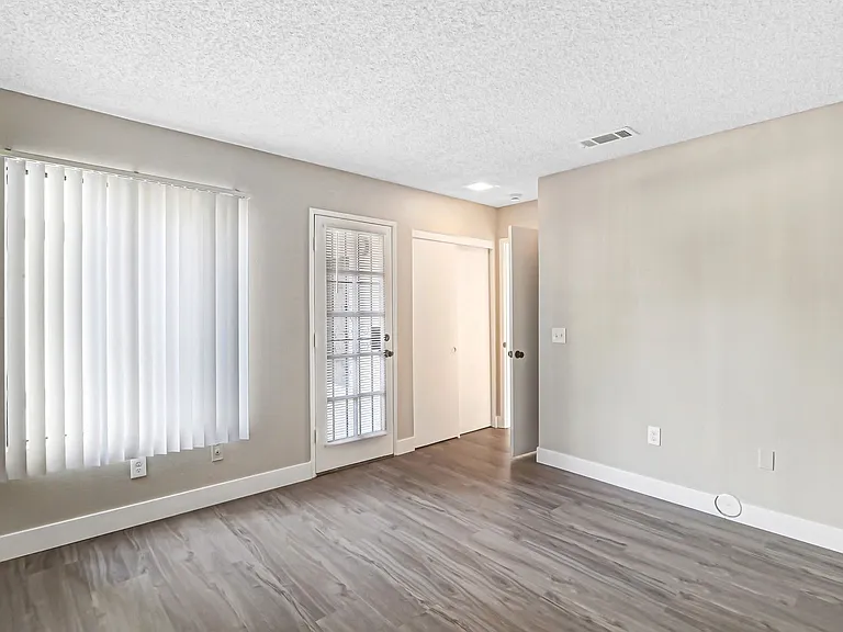 Palm Riverside — Photo 17