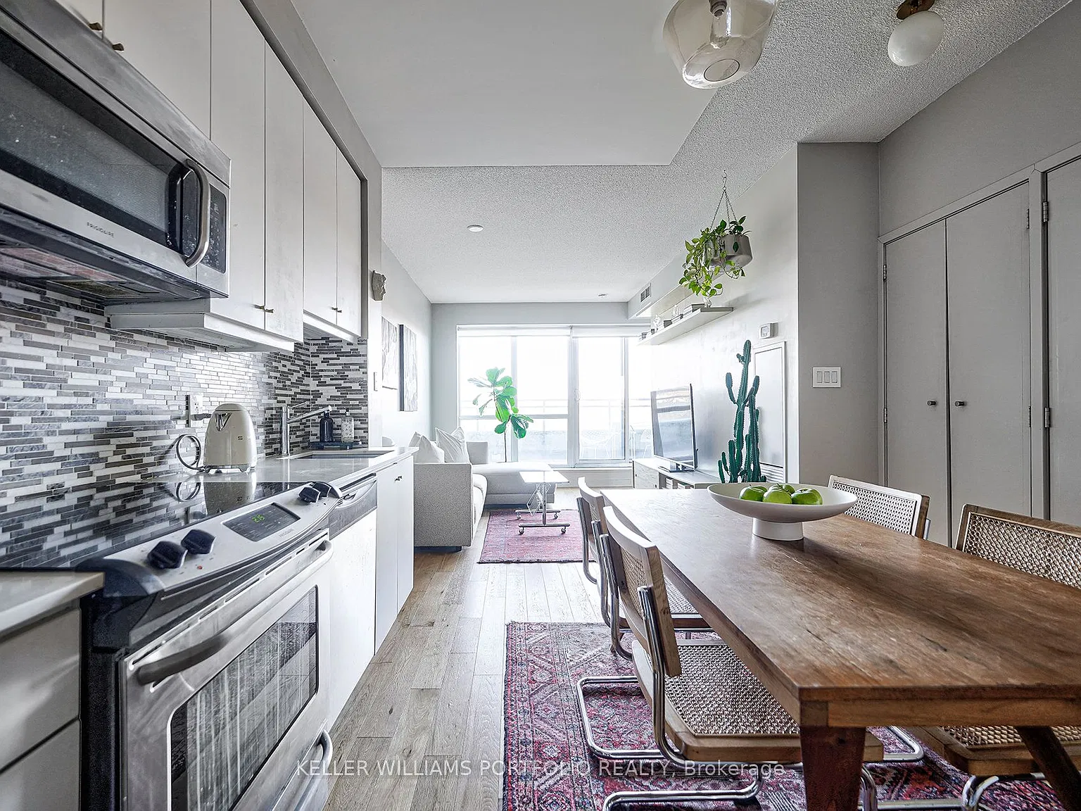 Bohemian Embassy Flats & Lofts — Photo 2