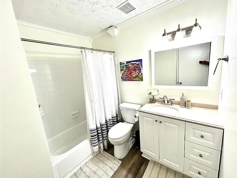 838 Heritage Sq — Photo 3