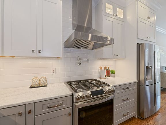 4th image of 812 12th St NE