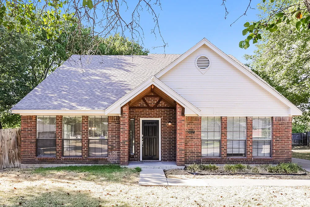 3 bed, 2.5 bath, 2103 sqft, $2,335 — Photo 1