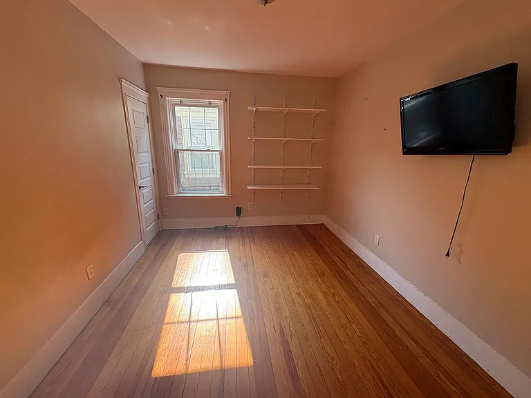 207 Lowden St — Photo 6