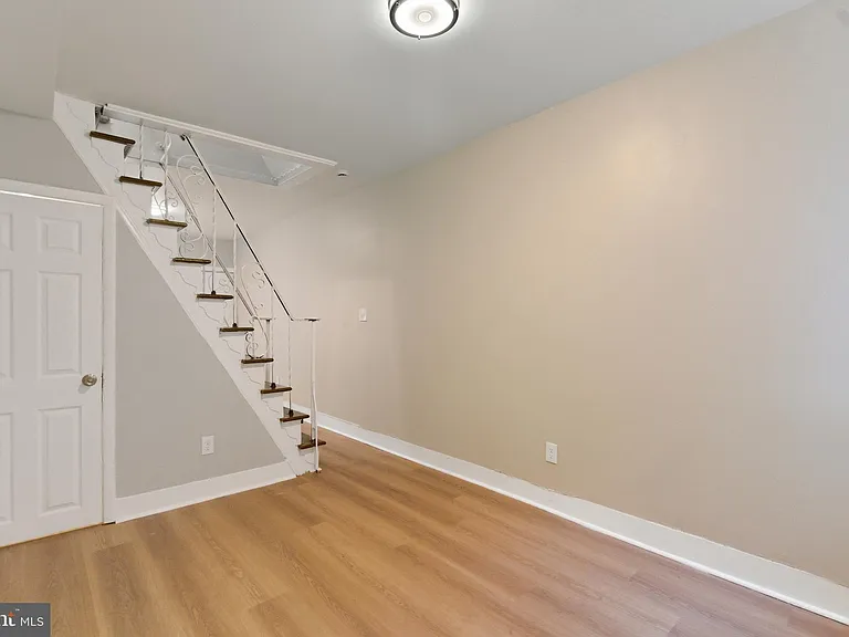 2530 Collins St — Photo 4