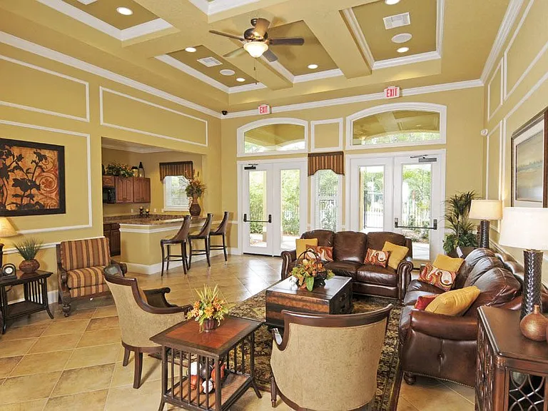 Hunt Club Apartments — Photo 6