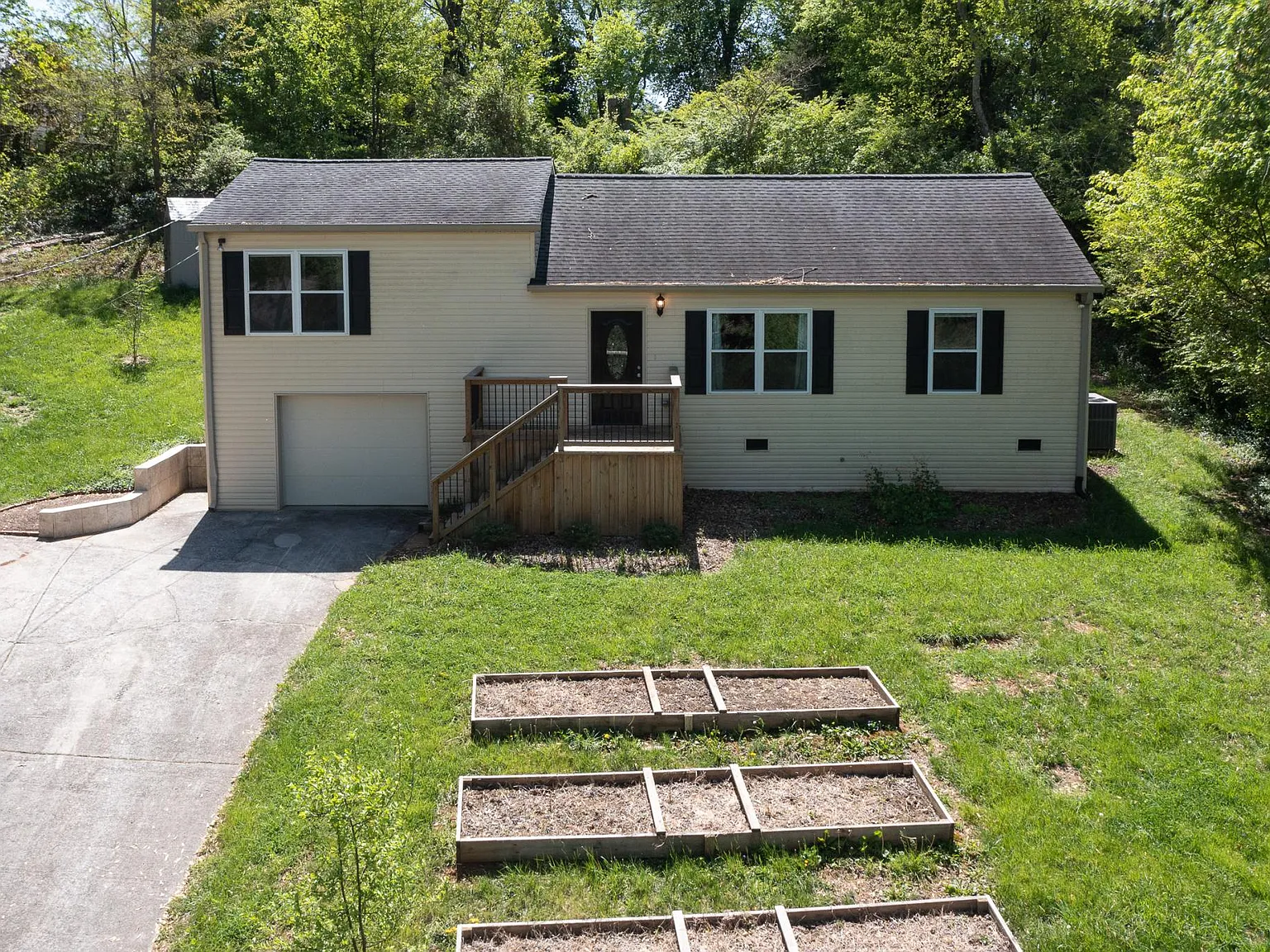 3 bed, 1260 sqft, $2,100 — Photo 1
