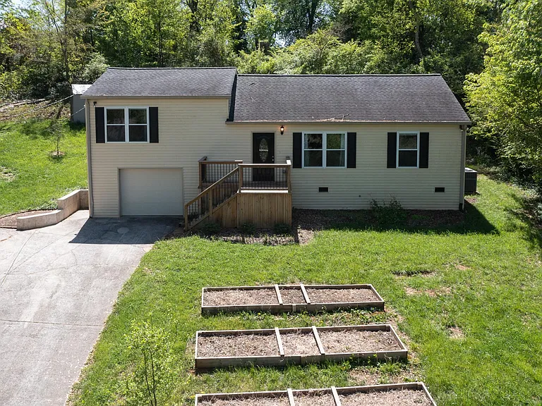 2208 Southside Rd — Photo 1