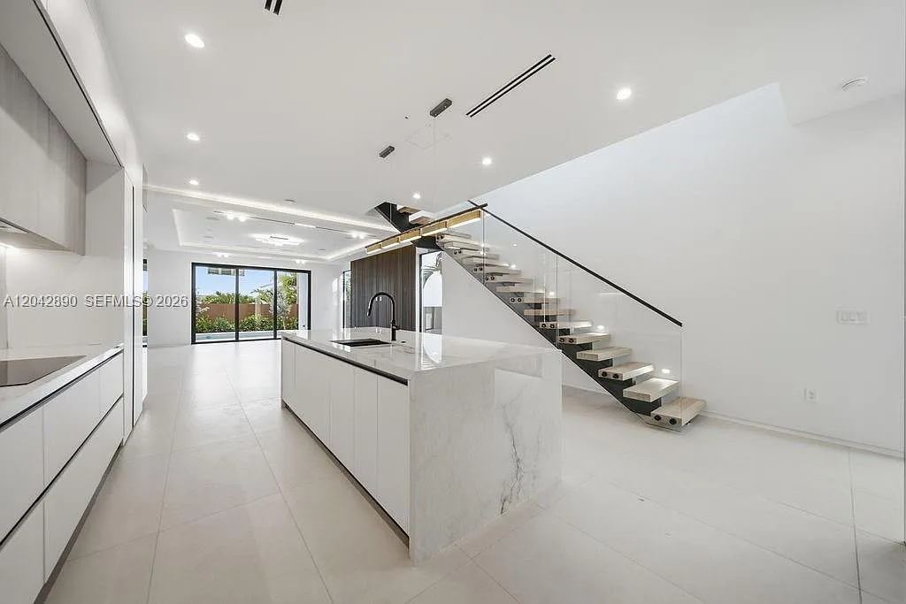 3 bed, 3.5 bath, $8,750 — Photo 3