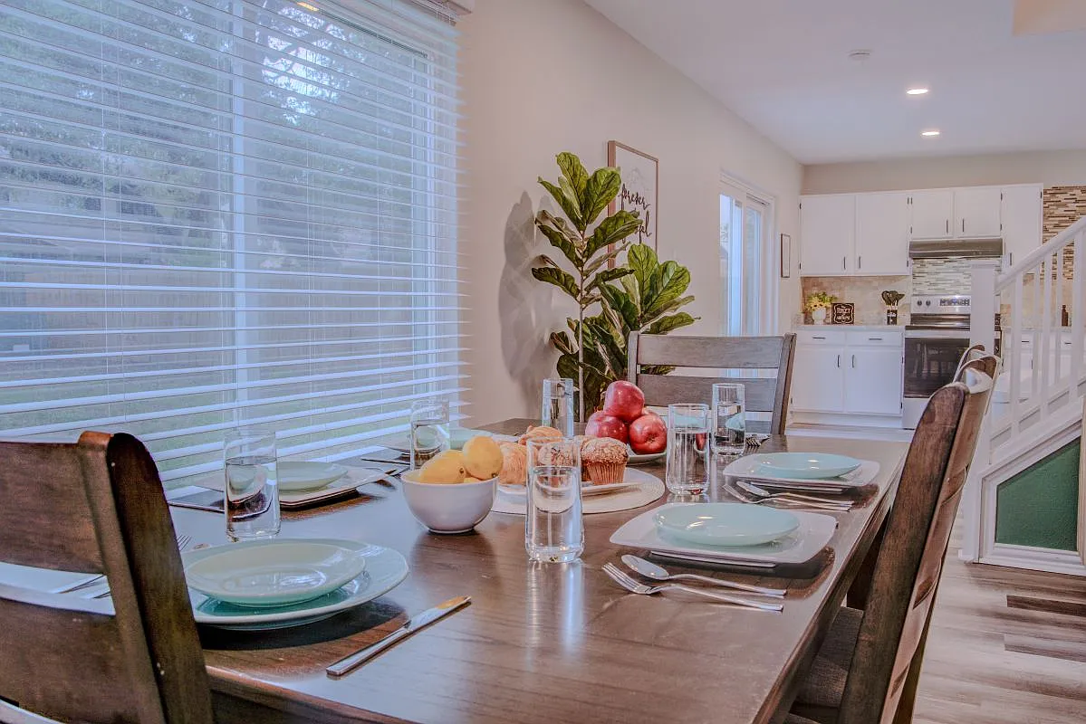 4 bed, 2.5 bath, 1698 sqft, $4,000 — Photo 4