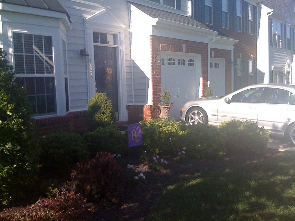 End unit; manicured grounds