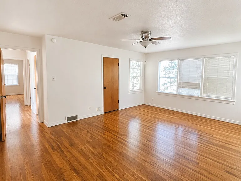 1206 E 11th Pl — Photo 4
