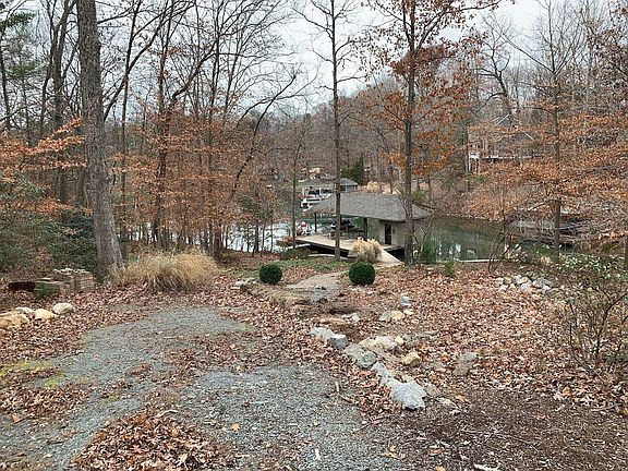 2nd image of 18 Oakshire Ln