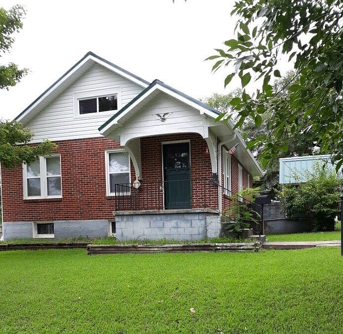 2nd image of 119 W Broadway St