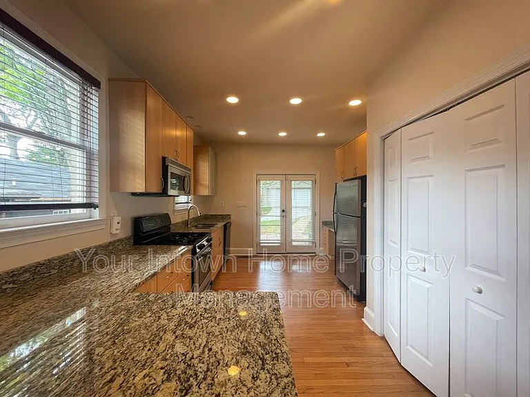 639 Somerset Ter NE — Photo 8
