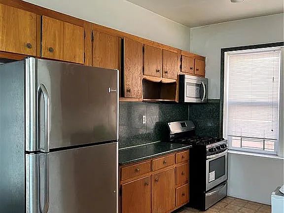 5th image of 470 Senator St