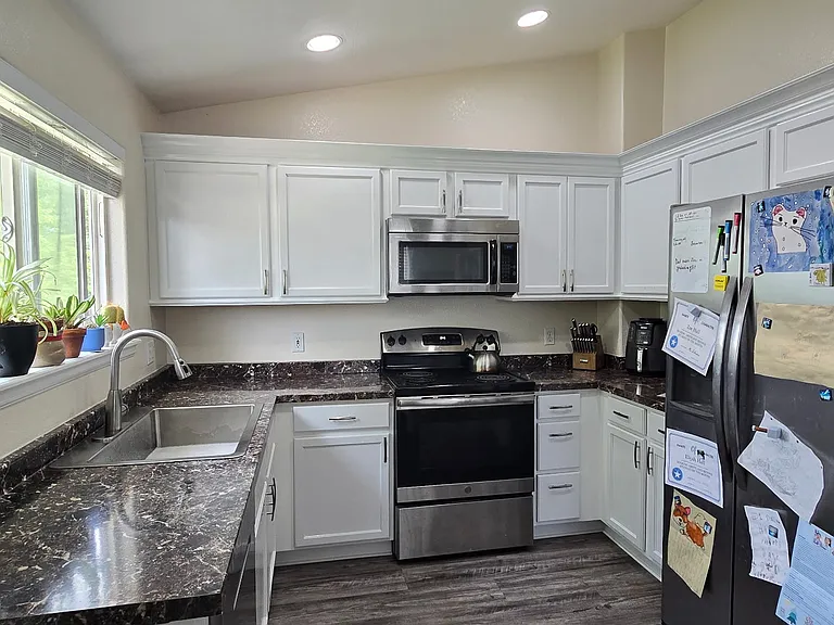 832 Pitkin Way — Photo 5