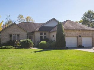 8 Willow Ln, Grove City, PA