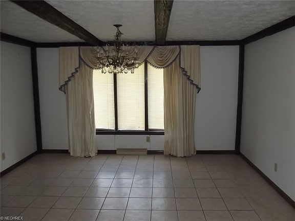 3rd image of 2902 Citadel Dr NE