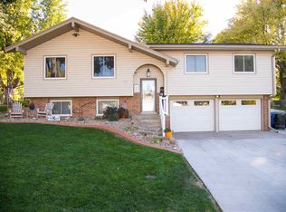 4204 Prairie Hills Rd, Kearney, NE 68845