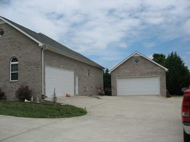 1st image of 614 Country Club Ln