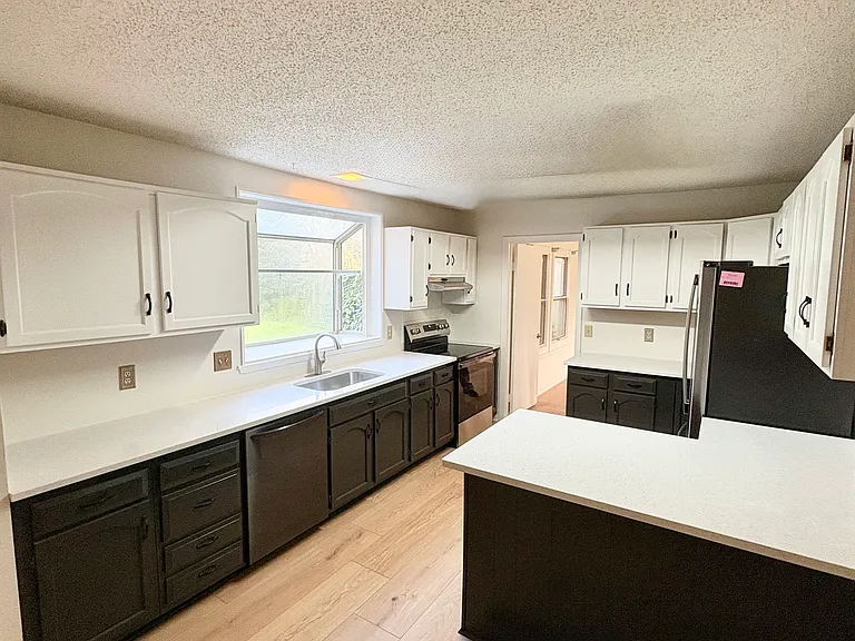 1556 Beachview Dr — Photo 6
