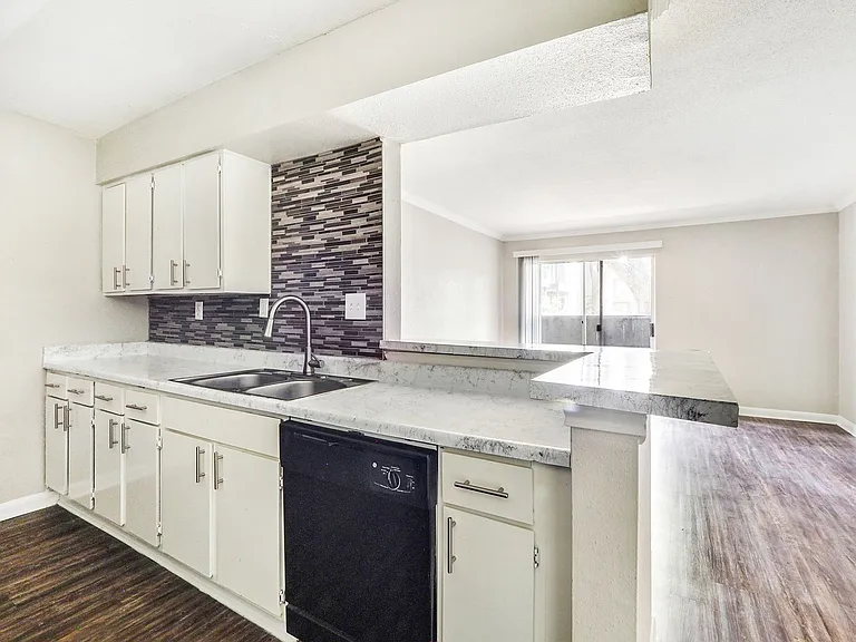 Cambridge Apartments — Photo 17