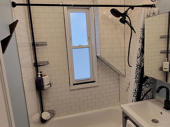 5th image of 2924 W Lyndale St #1