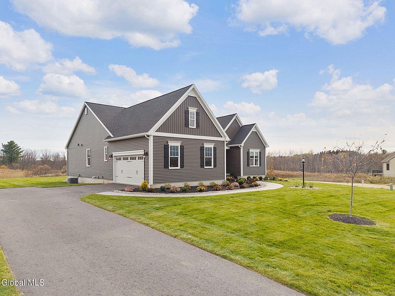 3rd image of 18 Dahlia Drive