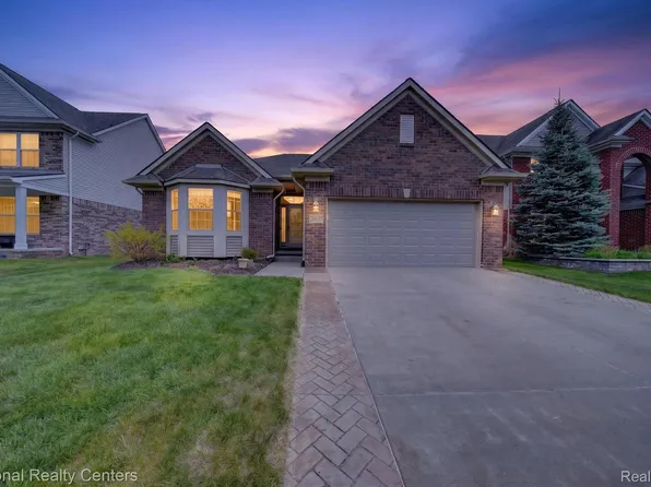 28657 Oakmonte Cir, New Hudson, MI 48165