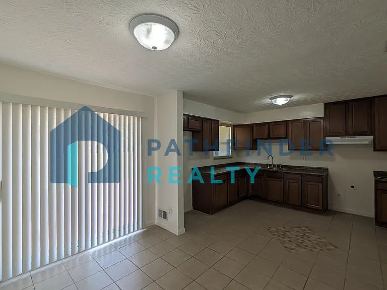 404 W Sherry Dr — Photo 3