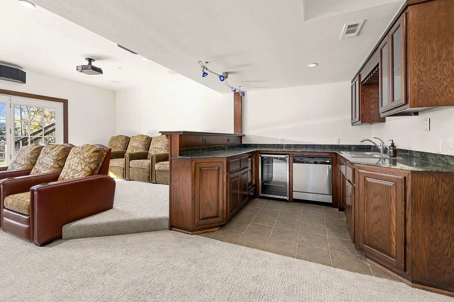 5 bed, 3.0 bath, 4617 sqft, $10,796 — Photo 3