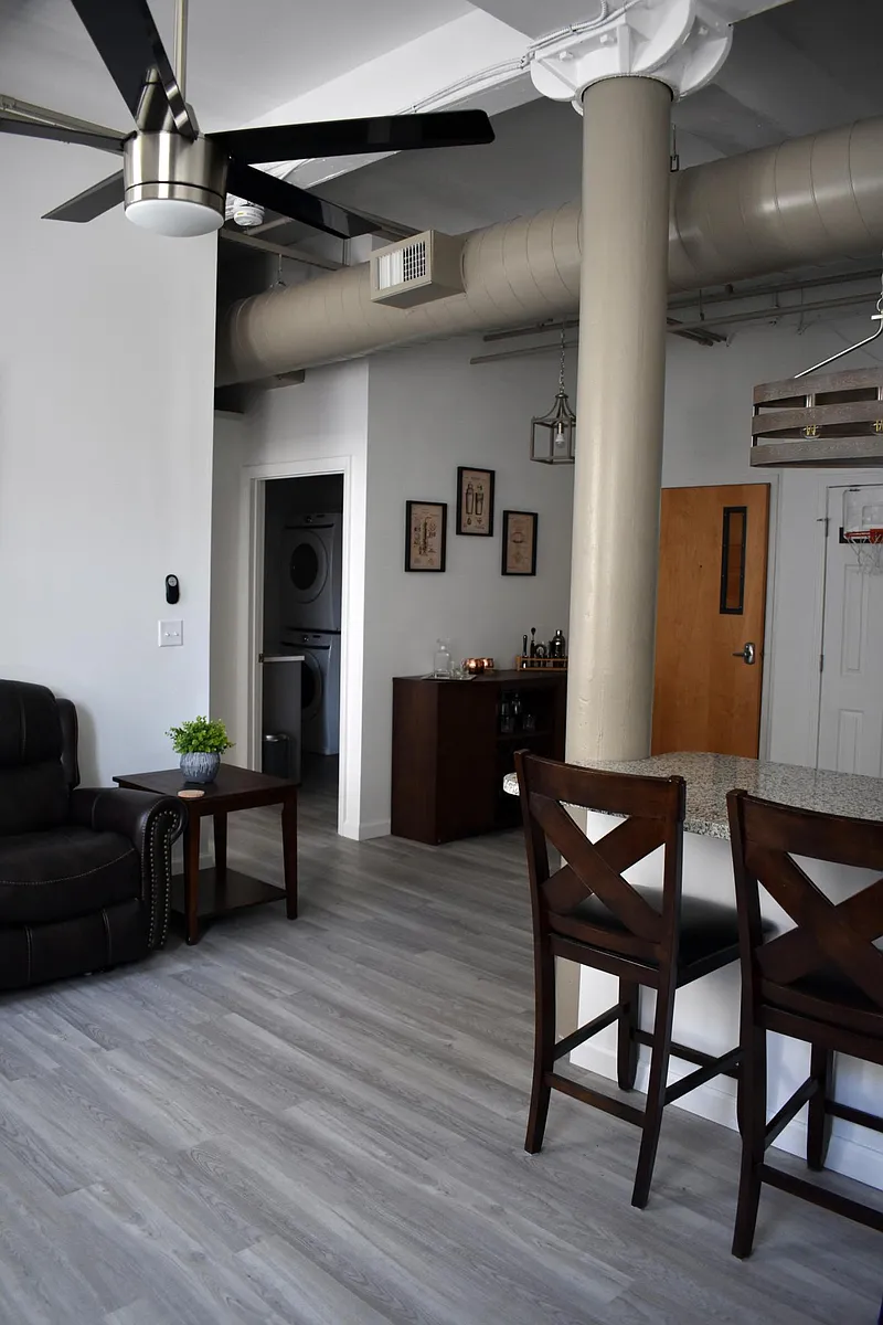Building Photo - 815 Elm St #3B