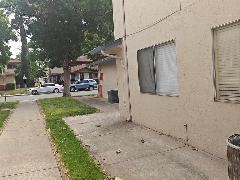 2208 Peppertree Way #3 — Photo 2