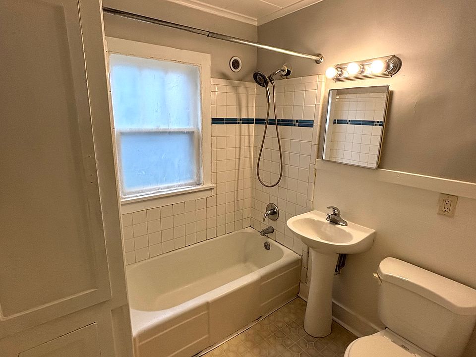 1st image of 433 W 8th Ave