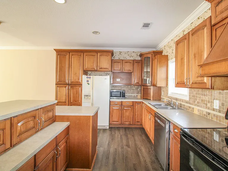 124 Meadows Ln — Photo 11