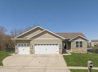 1603 Algonquin Dr, Cedar Falls, IA 50613