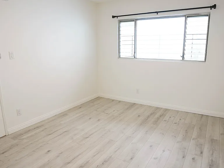 849 S Plymouth Blvd — Photo 8
