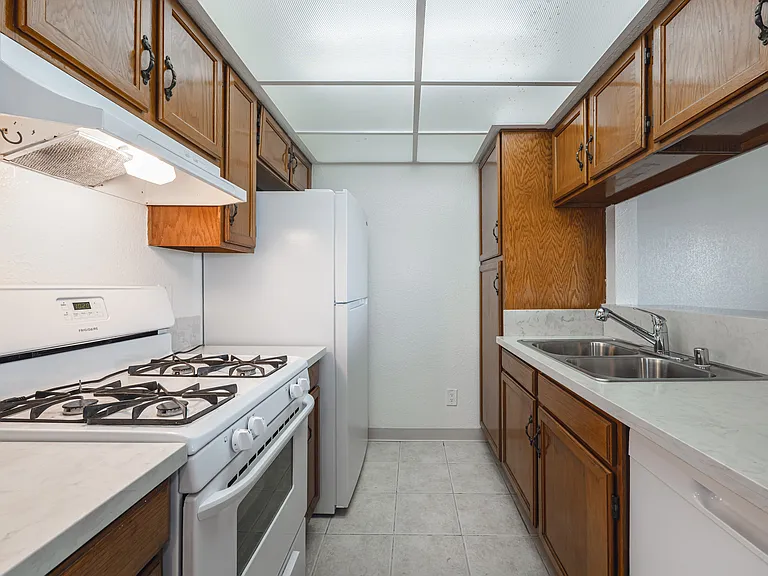 Kitchen Area with Oven/Stove, Dishwasher and Refrigerator