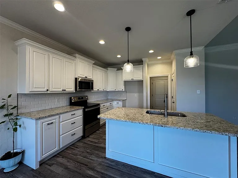331 Sophia Ln — Photo 7