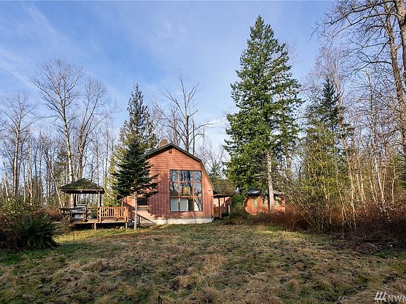 Sunlight shines over the property making gardening or whatever suite you easy breezy!